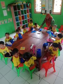 Belajar Mengenal Kaligrafi Satuan PAUD Sejenis ( SPS) Tunas Mulia